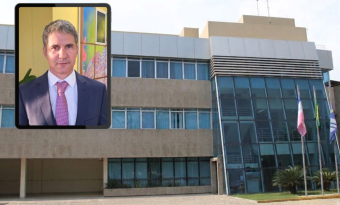 Foto da fachada da Subseção Judiciária de Cachoeiro de Itapemirim, com retrato do juiz federal André Luiz Martins da Silva sobreposto no canto superior esquerdo.