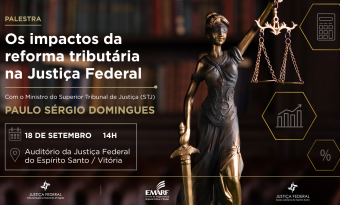 Card do evento, cuja fundo traz foto de estatueta da deusa da Justiça sobre uma mesa, estante de livros, elementos gráficos de calculadora e tabelas, representando o tema da palestra. Sobre a imagem, o título da palestra, nome do palestrante, data e local do evento, e logomarcas do TRF2, da Emarf e da JFES