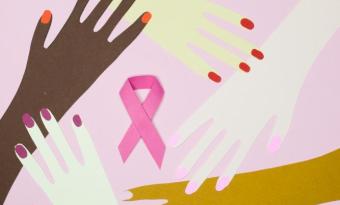 ilustração de mãos com laço rosa do meio