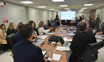 mesa de reunião com todos os integrantes do encontro