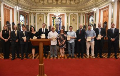 Foto dos participantes do lançamento do livro no CCJF ao lado da juíza Fernanda Duarte e do desembargador Guilherme Calmon