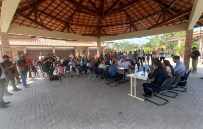 homens e mulheres reunidos em espaço aberto