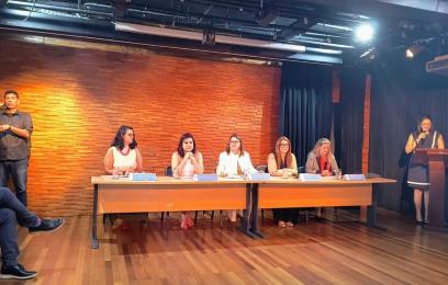 Juíza federal Claudia Valéria Bastos Fernandes (segunda a partir da esquerda) no painel sobre Acessibilidade no Judiciário.