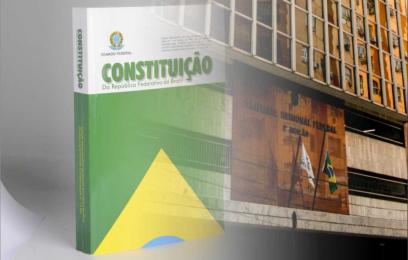 Fusão de uma imagem da Constituição Federal com a fachada da sede do TRF2