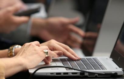 Foto de mulher digitando num laptop.