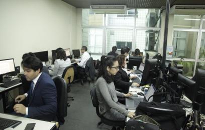 Foto de servidores do TJAM trabalhando.