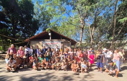 Foto dos integrantes da CSF com a comunidade da Aldeia Maracanã