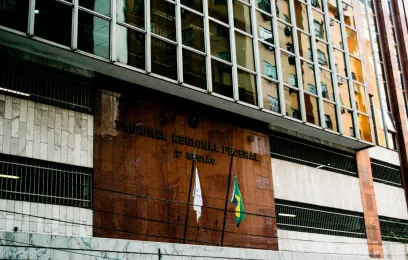 Fachada do prédio do TRF2, com bandeiras dos Brasil e dos estados do Rio de Janeiro e do Espírito Santo