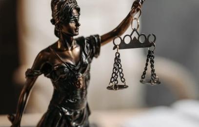 Foto de uma escultura de mesa representando a deusa da Justiça