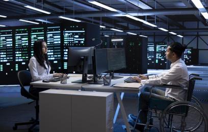 Dois servidores, uma Pcd, trabalhando