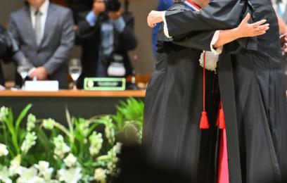 Imagens de magistrado e magistrada se abraçando. Foto: Ascom TJAM 