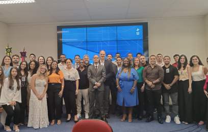 Cerca de 35 homens e mulheres posando para a foto