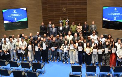Foto posada dos servidores aprovados em Concurso Público