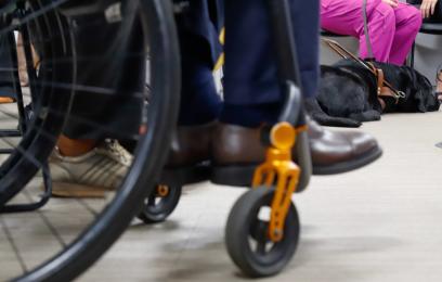 Pessoa usando cadeira de rodas