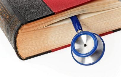 Imagem de um estetoscópio marcando um livro.