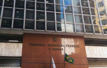 Fachada do prédio do TRF2 com bandeira do Brasil
