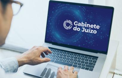Laptop com o banner do Gabinete do Juízo