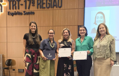 A imagem mostra as juízas federais entregando certificados às palestrantes