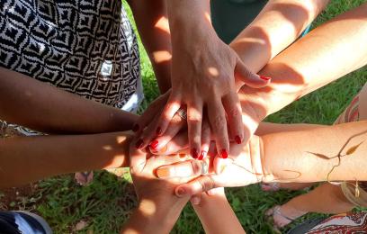mãos femininas unidas
