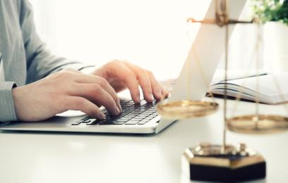 Imagem de pessoa digitando em um laptop