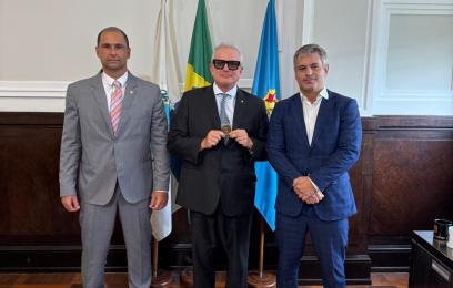 A imagem mostra as três autoridades presentes na reunião