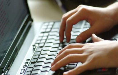 Pessoa digitando num laptop