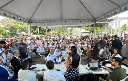 pessoas reunidas ao ar livre