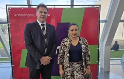 Juízes posam em frente ao dropshot do evento