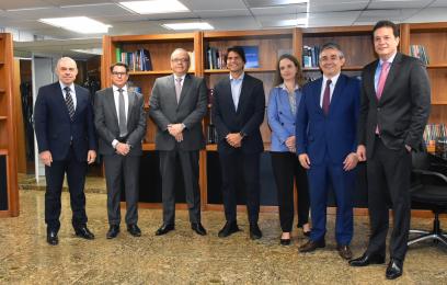 Magistrados e o deputado Paulo de pé, na sala do presidente do TRF2