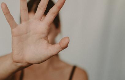 mulher com mão no rosto em sinal de basta