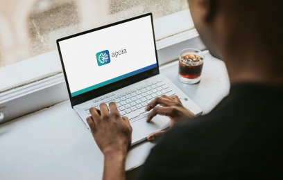 Pessoa acessa o ApoIA pelo laptop