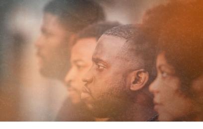 rostos de homens e mulheres negras de perfil