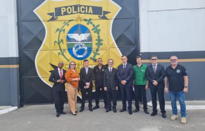 mulher e homens em pé, lado a lado 