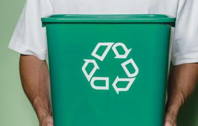 homem branco segurando caixa coletora