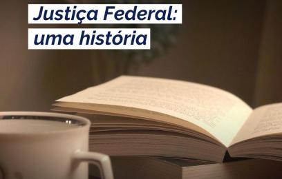 2 livros em cima de uma mesa e uma xícara de café