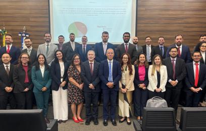 Grupo de juízes no auditório do TRF2