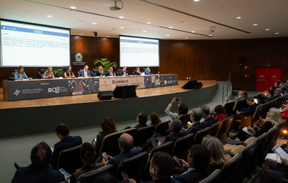 Mesa de encerramento do evento