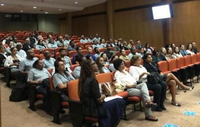 mulheres e homens sentados em auditório
