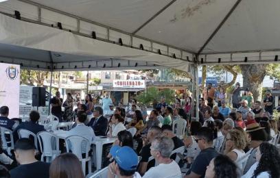 pessoas sentadas em local aberto
