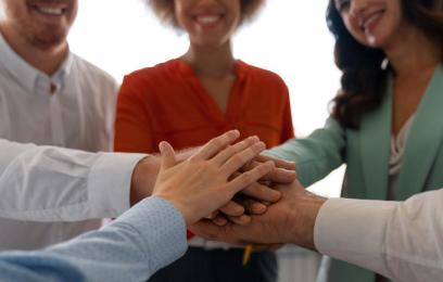 Mãos reunidas de servidores