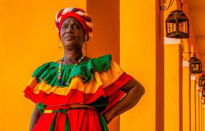 mulher preta vestindo roupas coloridas e turbante