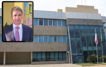 Foto da fachada da Subseção Judiciária de Cachoeiro de Itapemirim, com retrato do juiz federal André Luiz Martins da Silva sobreposto no canto superior esquerdo.
