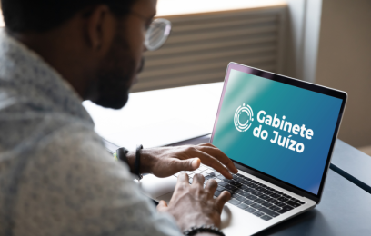 Banner do Gabinete do Juízo em um laptop