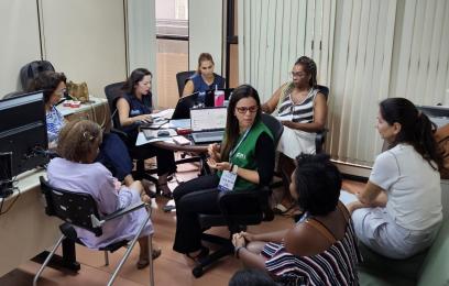 mulheres reunidas em sala