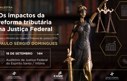 Card do evento, cuja fundo traz foto de estatueta da deusa da Justiça sobre uma mesa, estante de livros, elementos gráficos de calculadora e tabelas, representando o tema da palestra. Sobre a imagem, o título da palestra, nome do palestrante, data e local do evento, e logomarcas do TRF2, da Emarf e da JFES