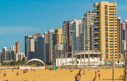 Orla urbana com edifícios altos sob o sol da tarde