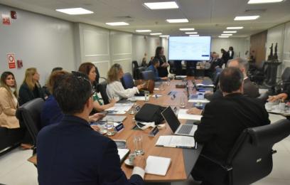mesa de reunião com todos os integrantes do encontro