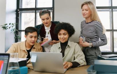jovens de diferentes raças olhando para um notebook