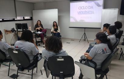 mulheres em roda de conversa