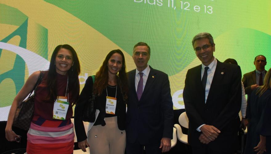 Luis Roberto Barroso e Guilherme Calmon posam com magistrados da Segunda Região